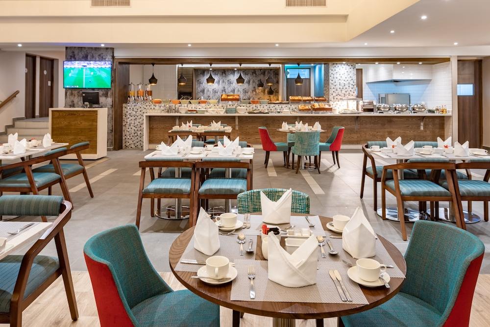 Town Lodge Johannesburg Airport Кемптън Парк Екстериор снимка