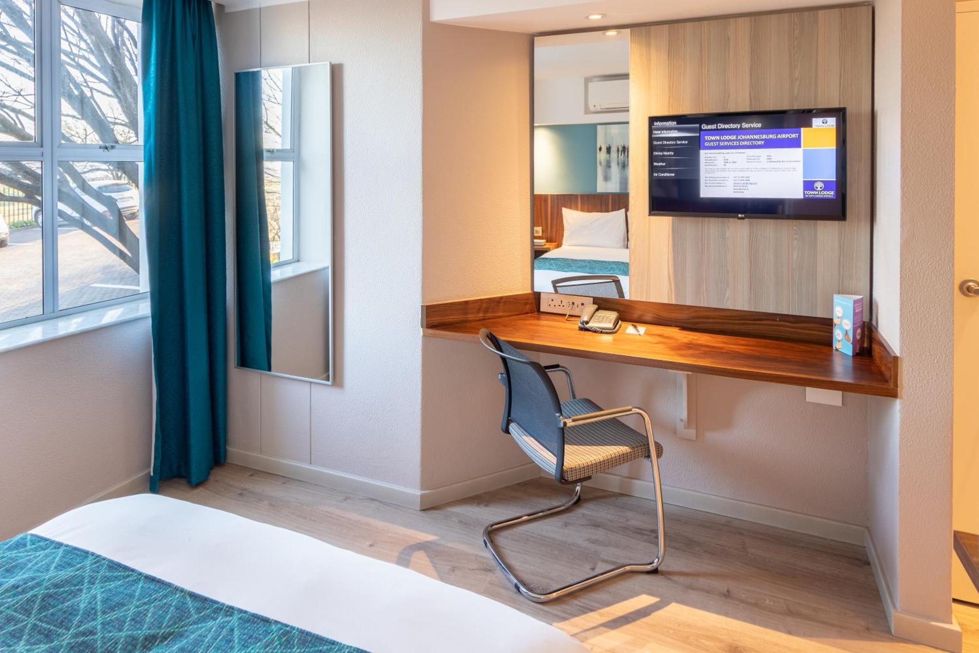 Town Lodge Johannesburg Airport Кемптън Парк Стая снимка