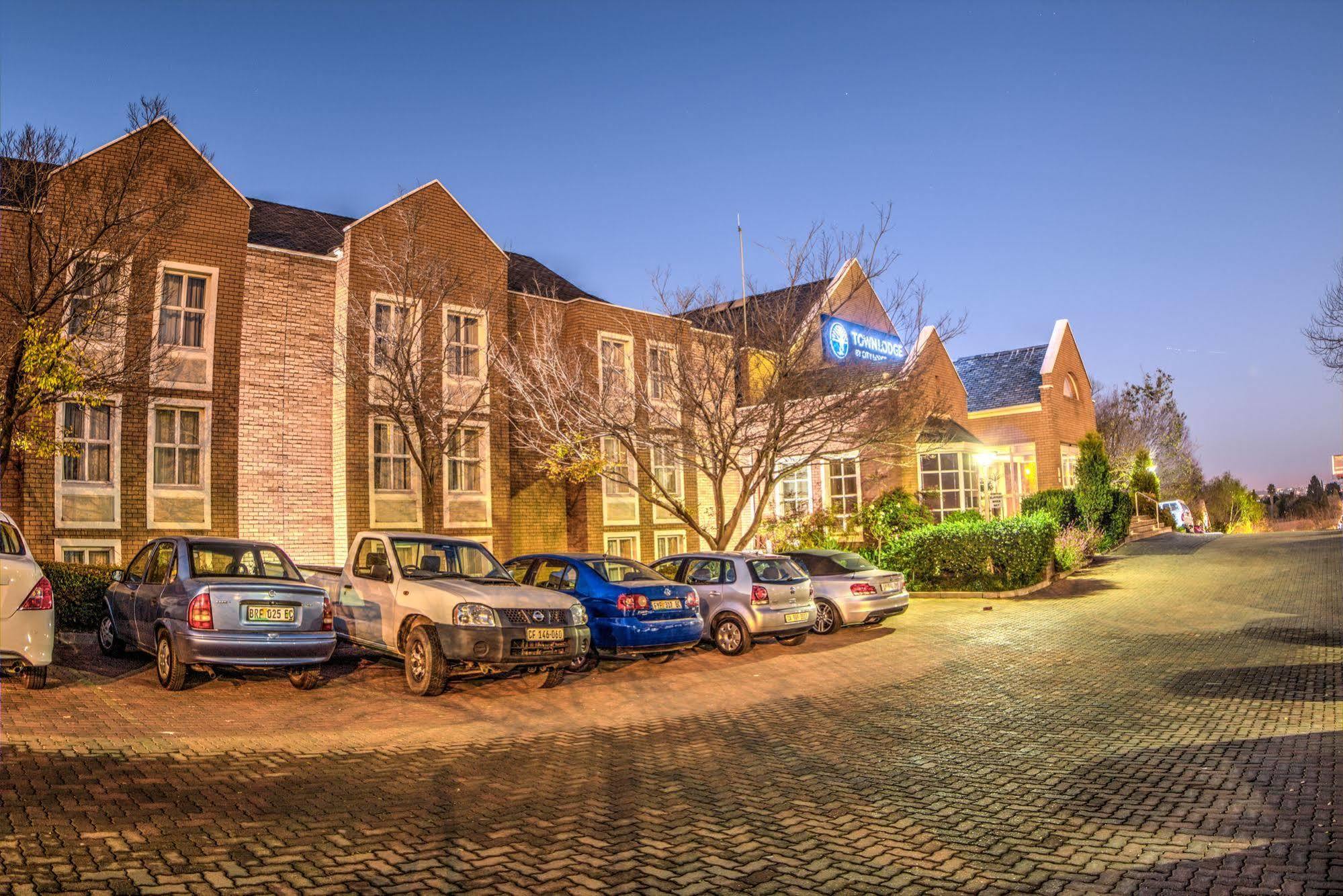 Town Lodge Johannesburg Airport Кемптън Парк Екстериор снимка