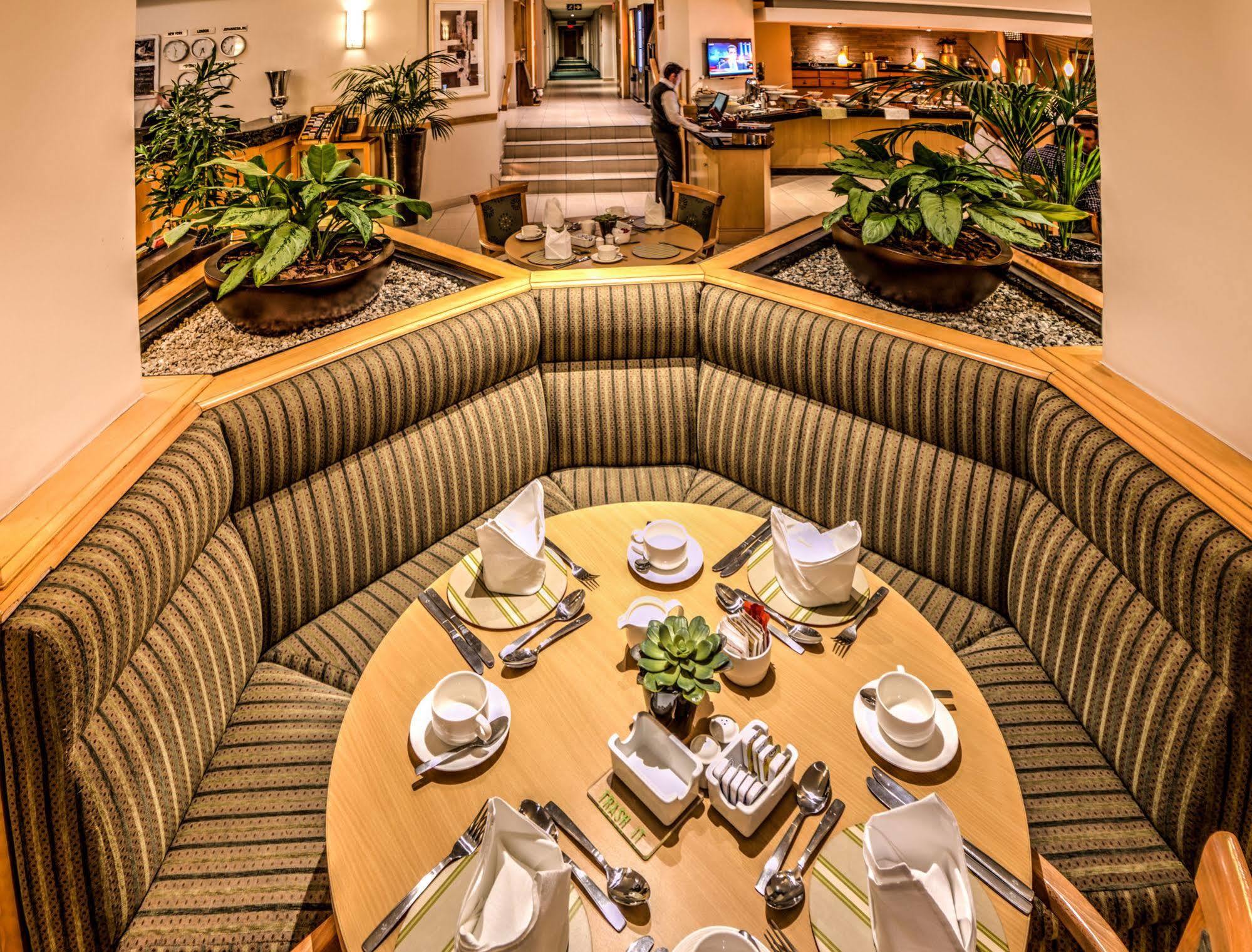 Town Lodge Johannesburg Airport Кемптън Парк Екстериор снимка