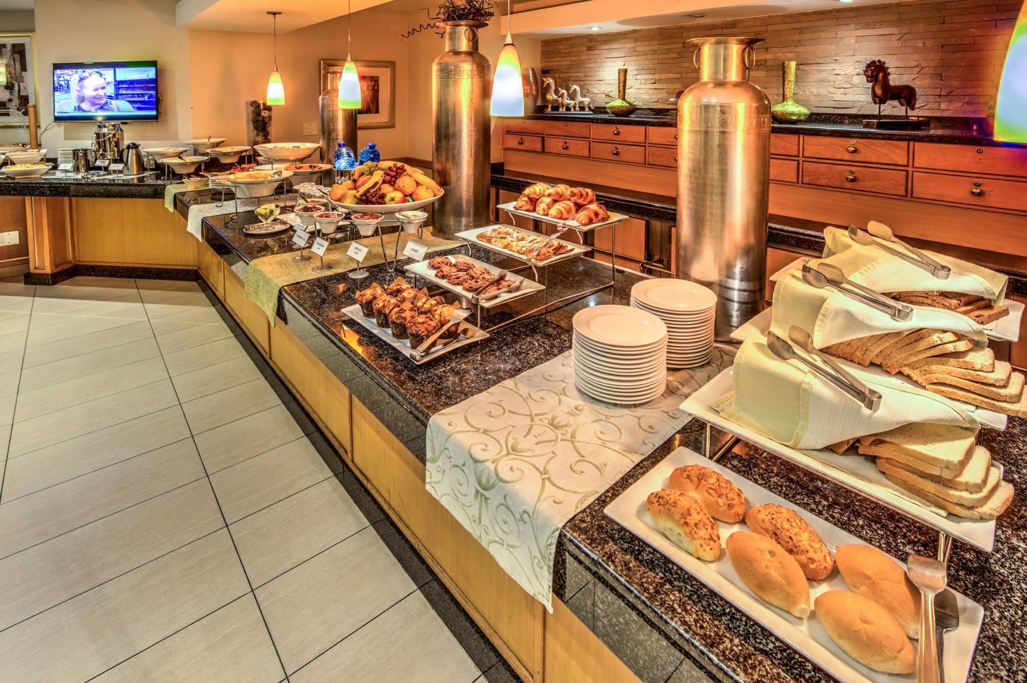 Town Lodge Johannesburg Airport Кемптън Парк Екстериор снимка