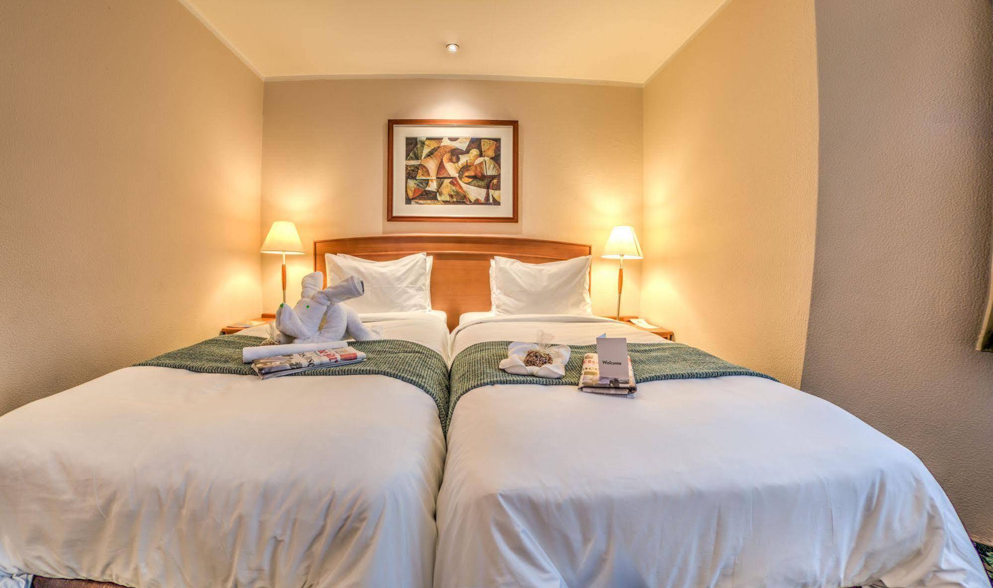Town Lodge Johannesburg Airport Кемптън Парк Екстериор снимка