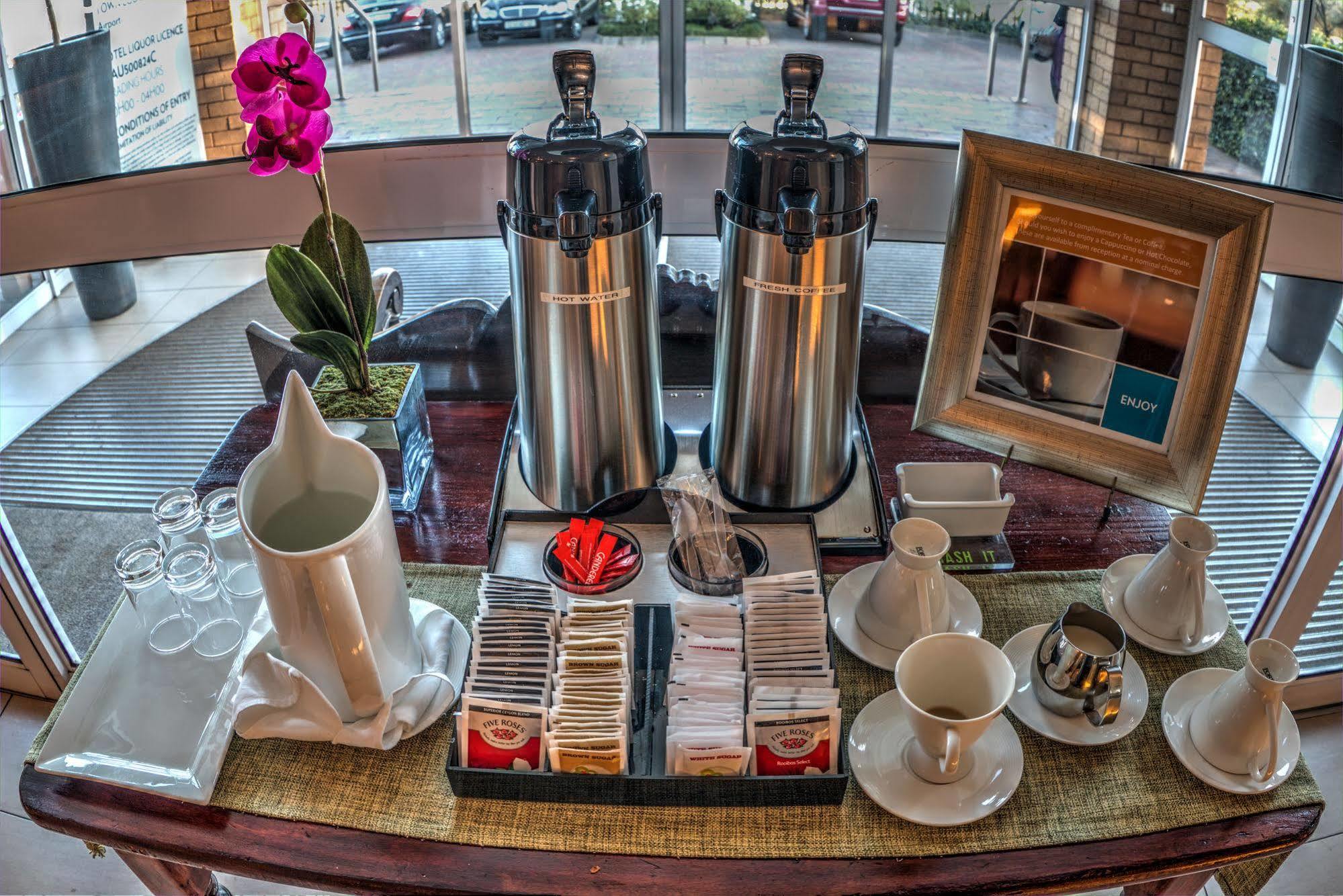 Town Lodge Johannesburg Airport Кемптън Парк Екстериор снимка