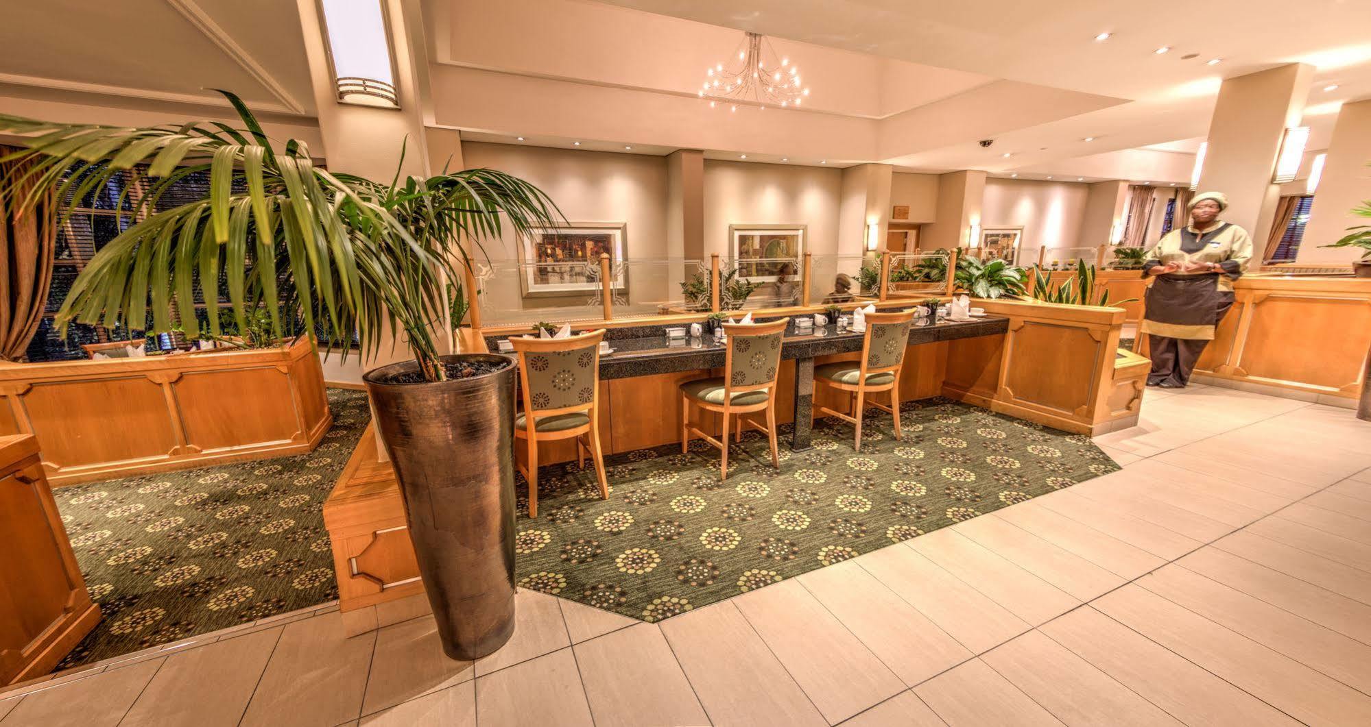 Town Lodge Johannesburg Airport Кемптън Парк Екстериор снимка